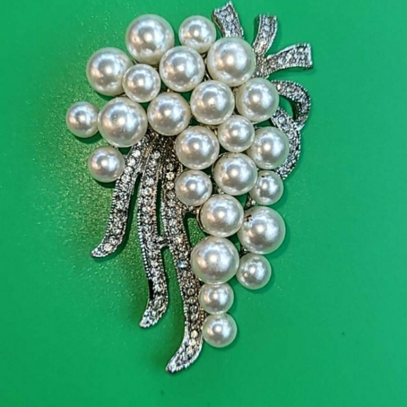Faux Pearl Brooche - Picture 4 of 4